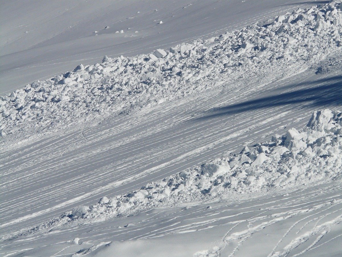 Pericolul avalanșelor crește semnificativ în Munții Rodnei, Maramureș și Tibleș, fiindu avertizat de autorități în condițiile în care stratul de zăpadă a ajuns la cote alarmante