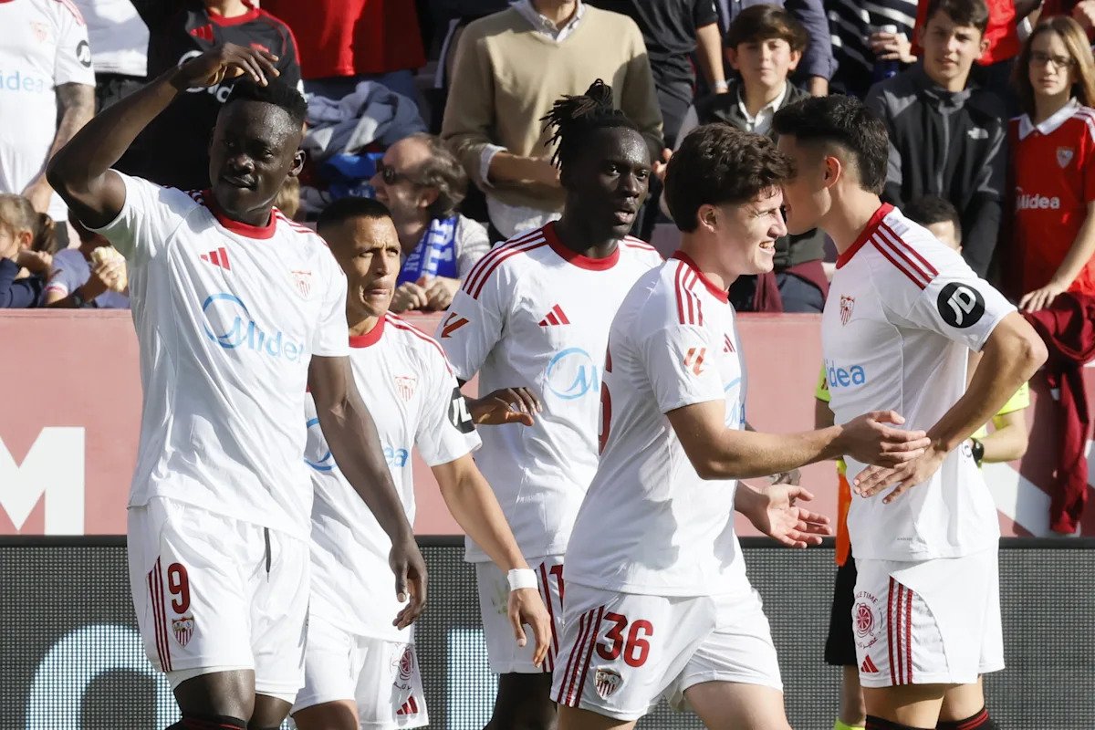 Sevilla și Levante, un duel al desesperării la Ramón Sánchez Pizjuán Sevilla și Levante se întâlnesc duminică, pe terenul lui Sevilla, într-o confruntare crucială pentru ambele echipe, care caută cu disperare revenirea pe calea victoriei în campionatul spaniol