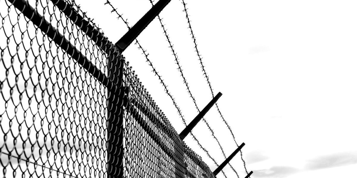 barbed-wire-g01ed0ce60_1280-e1673949380464.jpg - ReactMedia