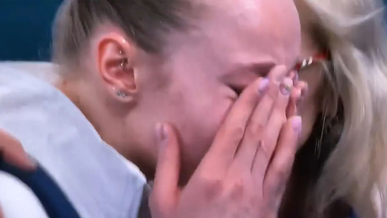 Scandalul din Gimnastică: Controversele Persistă în Preajma Jocurilor Olimpice de la Paris După aproape doi ani de la izbucnirea scandalului din gimnastică, tensiunile sunt mai mari ca niciodată, în timp ce sportivii și antrenorii se pregătesc pentru Jocurile Olimpice de Vară din 2024, de la Paris