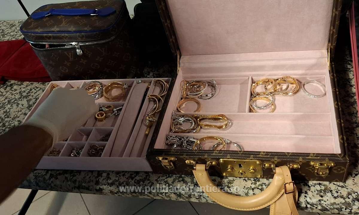 Doi ani de investigații și controale intense au culminat cu o captură impresionantă la Aeroportul Otopeni, unde polițiștii de frontieră și vămile au descoperit în bagajele a două femei din România peste 2 kilograme de bijuterii din aur, ceasuri de lux și o sumă colosală de bani nedeclarată, estimată la peste trei milioane de euro