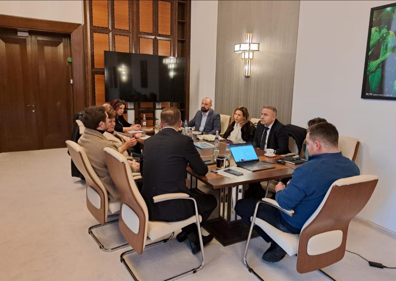 Situație critică în sistemul de termoficare al Bucureștiului: încălzirea asigurată, dar la limita de avarie Iarna aspră a pus din nou în lumină vulnerabilitățile sistemului de termoficare al Capitalei, unde, în ciuda eforturilor depuse, sistemul funcționează în condiții de avarie, pregătit să facă față temperaturilor extrem de scăzute