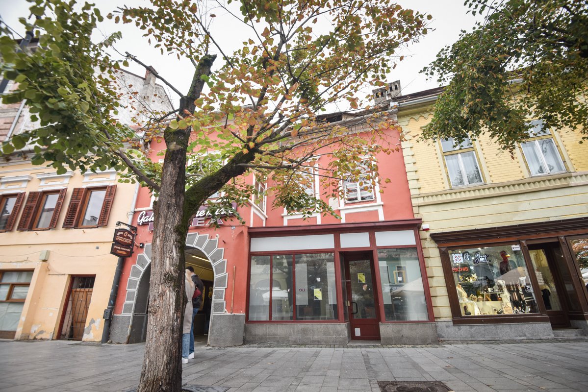 Casa din centrul istoric al Sibiului, recuperată integral de către statul român în urma unui proces lung și complex Opiunea justiției a fost clarificată recent în cazul celebrei case din centrul istoric al Sibiului, simbol al patrimoniului cultural al orașului, care de ani buni se află în centrul unui proces din cauza unor datorii ale fostului președinte Klaus Iohannis