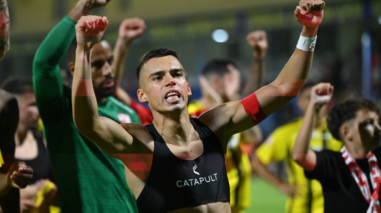 Cătălin Cîrjan, căpitanul echipei Dinamo, pe cale să își prelungească contractul Cătălin Cîrjan, căpitanul versatilei echipe Dinamo, este pe punctul de a semna o prelungire a contractului său, consolidând astfel legătura cu clubul care a crescut și l-a promovat