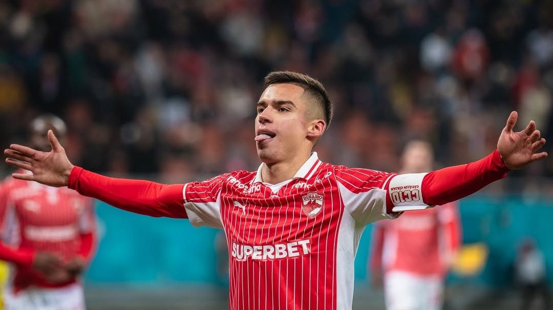 Cătălin Cîrjan își apără impresarul în fața acuzațiilor de implicare în pariuri Cătălin Cîrjan, mijlocașul echipei Dinamo București, a ieșit în fața presei pentru a clarifica situația dificilă în care se află impresarul său, Cătălin Sărmășan, suspendat vineri de Federația Română de Fotbal (FRF) în urma unor suspiciuni de implicare în pariuri ilicite