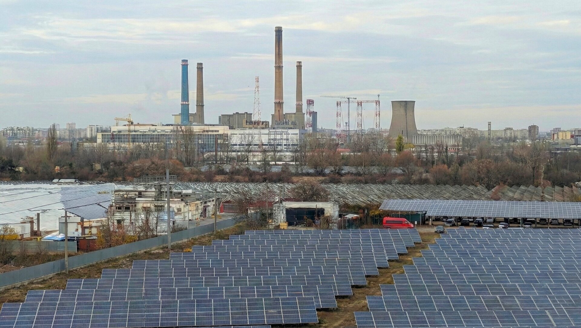 Situație critică în sistemul de termoficare din București: dacă temperaturile scad, orașul riscă un colaps hidraulic generalizat Dincolo de temperaturile extreme de iarnă, orașul București se confruntă cu o criză severă în sistemul de termoficare, ce strică nu doar confortul locuitorilor, ci și funcționarea tehnică a rețelei