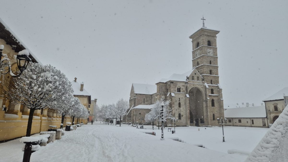 Albă-i toamna, dar iarna vine abia acum: ninsoare istorică la Alba Iulia după mai bine de un deceniu După aproape zece ani în care Alba Iulia nu a mai avut parte de ninsori consistente în sezonul rece, orașul istoric s-a trezit, brusc, acoperit de un strat generos de zăpadă