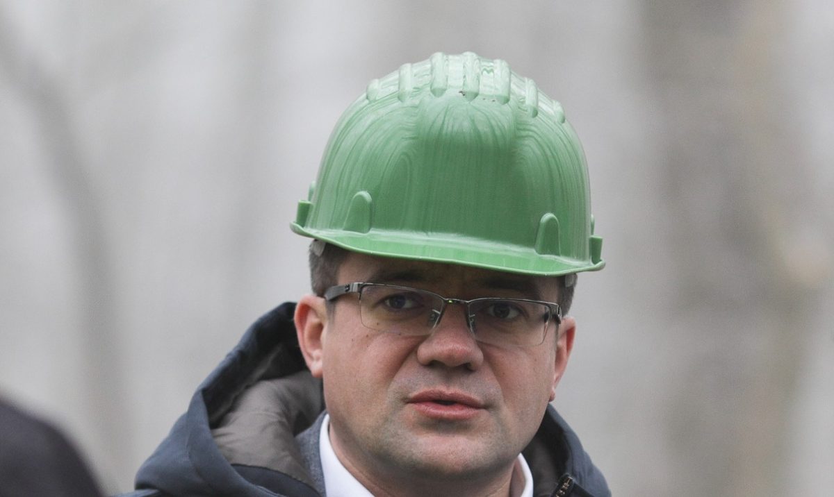 Între controverse și angajări suspecte: Emanuel Ungureanu, implicat în scandalul concesionării terenurilor din Iași, devine funcționar public fără concurs Într-un context deja tensionat, cazul Emanuel (Mihail-Emanuel) Ungureanu, fost deputat și apropiat al lojei politice liberale, aduce în prim-plan un nou capitol controversat în cariera sa, de această dată legat de angajarea în instituțiile publice fără respectarea procedurilor legale