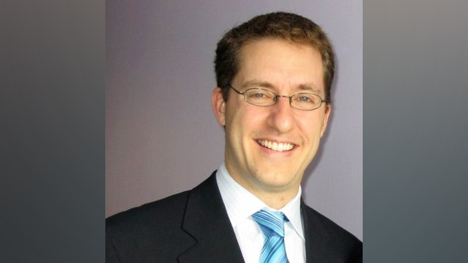 Un Mister Întunecat: Asasinarea Profesorului Dan Markel în Florida Dan Markel, profesor de drept la Universitatea de Stat din Florida, a fost ucis în circumstanțe șocante pe 18 iulie 2014, când a fost atacat în fața casei sale din Tallahassee