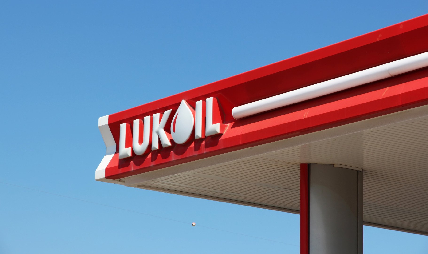 Lukoil, al doilea cel mai mare producător de petrol din Rusia, se pregătește să-și vândă divizia internațională, marcând un nou capitol în strategia sa globală