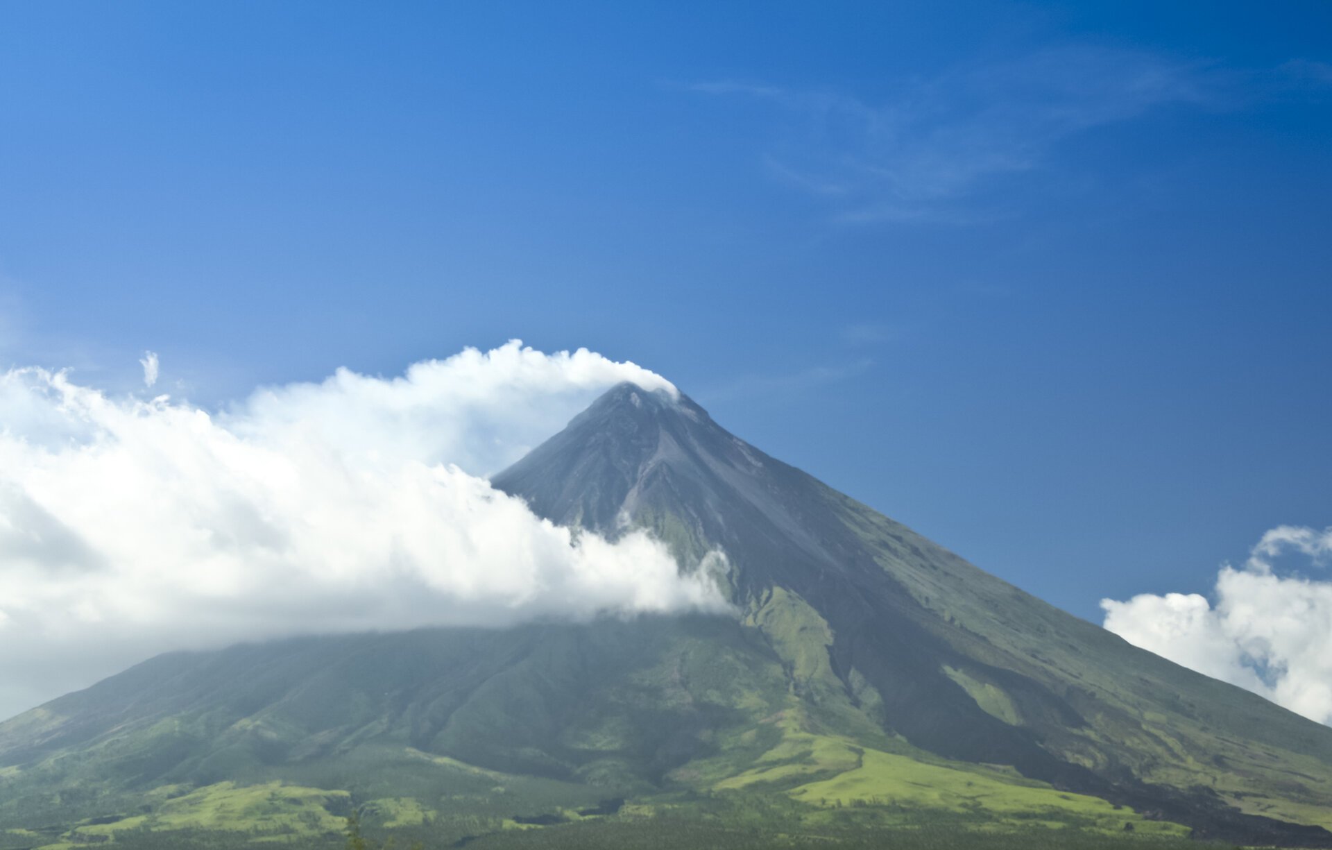 Nivel de alertă maximă ridicat la vulcanul Mayon, Filipine: autoritățile avertizează despre posibile explozii iminente Autoritățile filipineze au emis, marți, un avertisment de grad maxim pentru vulcanul Mayon, situat în provincia centrală Albay