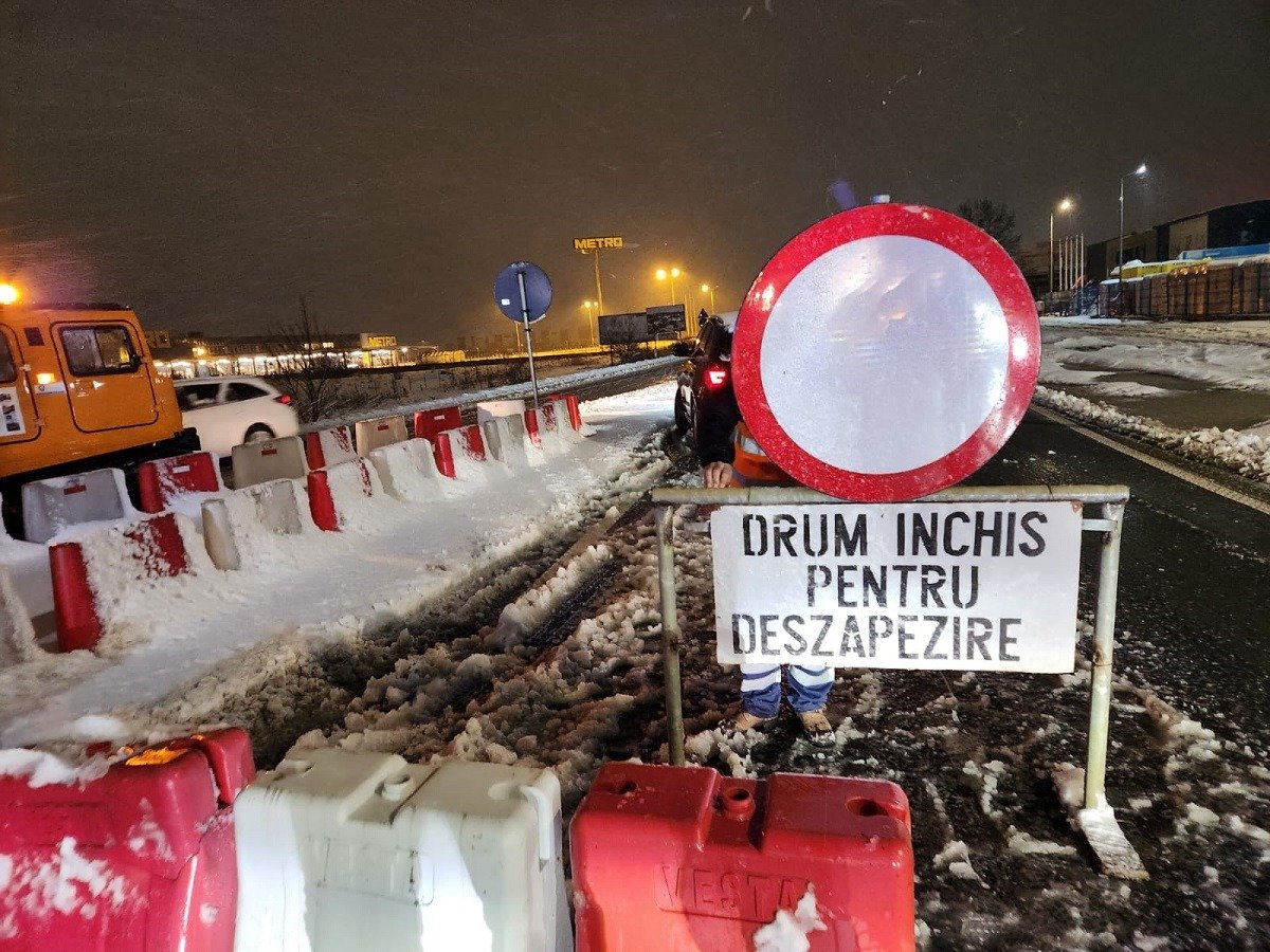 Traficul rutier de pe DN 67C, unul dintre cele mai circulate drumuri montane din județul Gorj, a fost blocat duminică dimineața, din cauza unui cumul de factori caresunt în același timp, printre care valorile foarte ridicate de trafic și ninsorile abundente din zona Rânca