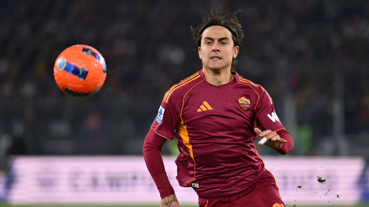 Dybala, steaua Romei, strălucește în Cupa Italiei: Bătălia cu AC Milan Într-o seară electrizantă, Paulo Dybala a avut oportunitatea de a-și etala abilitățile în fața fanilor din Roma, în cadrul unei confruntări palpitante din sferturile de finală ale Cupei Italiei