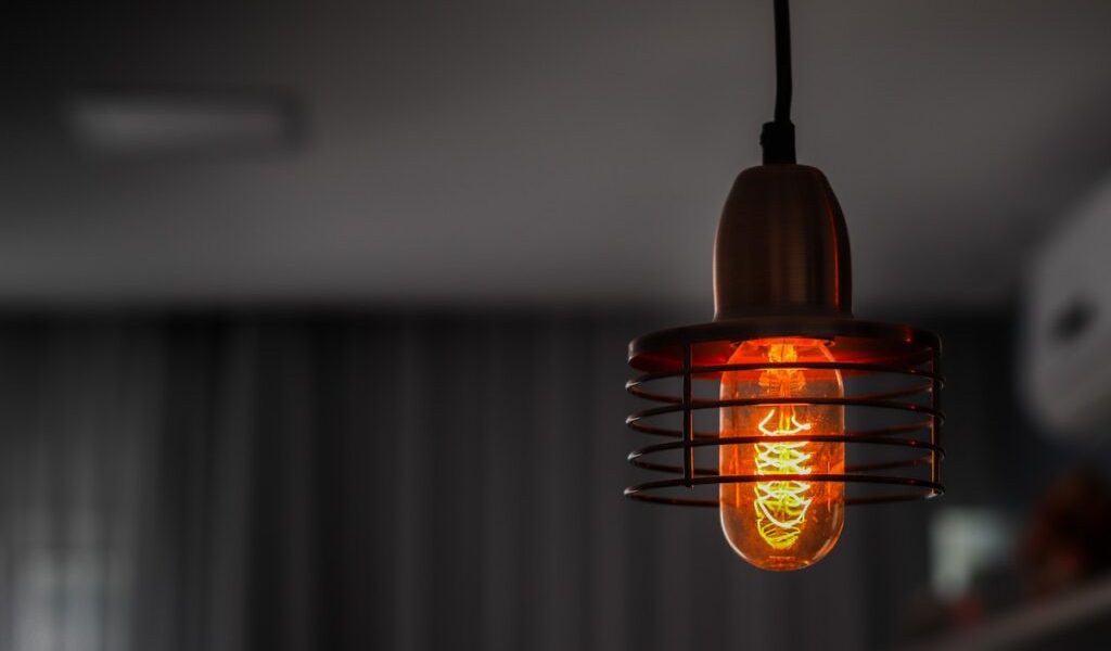 economie-curent-electric-facturi-energie-electrica-bec.jpg - ReactMedia