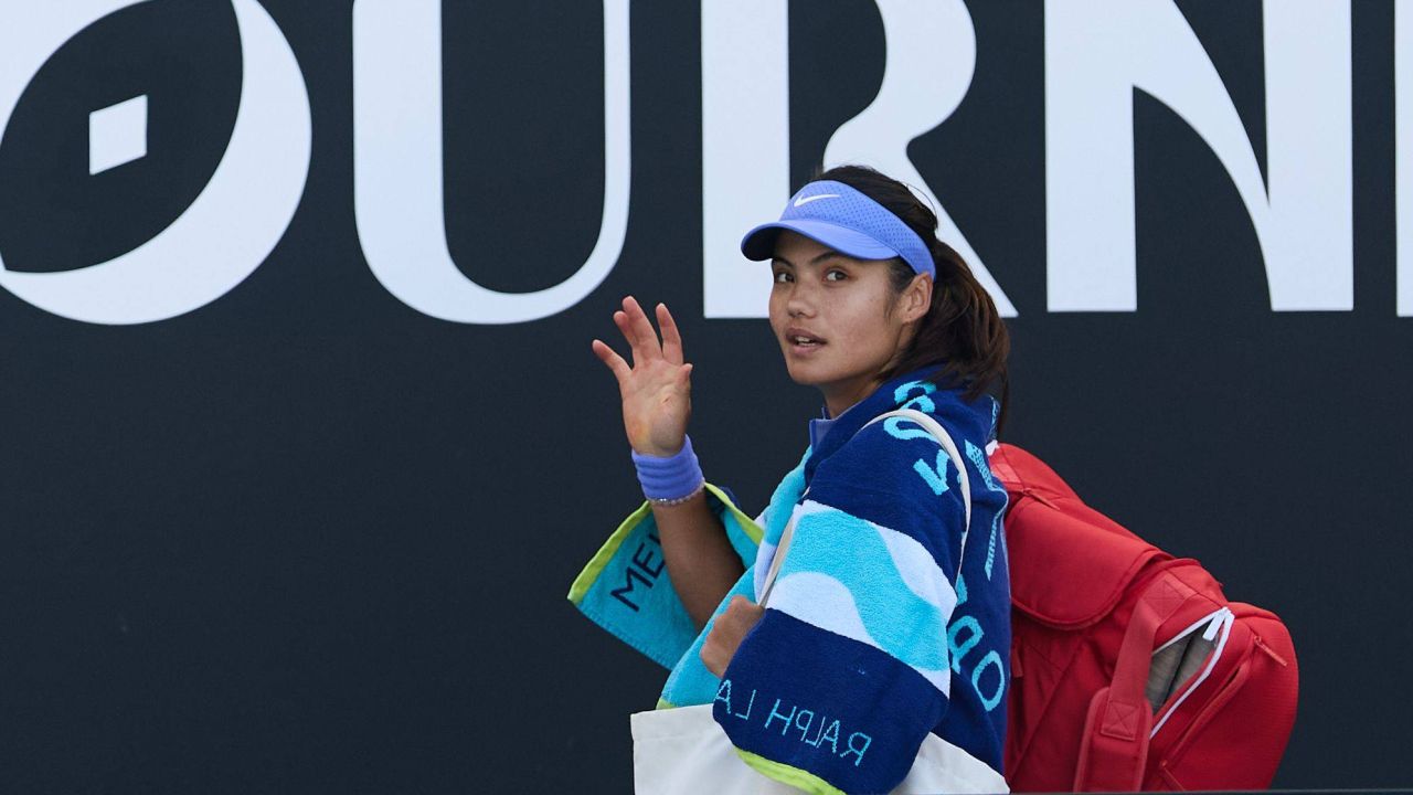 Emma Răducanu, eliminată la Openul Australian 2026 Emma Răducanu, tânăra jucătoare de tenis britanică, nu a reușit să-și apere titlul obținut în 2022 la Openul Australian, fiind eliminată prematur în runda întâi a competiției din 2026