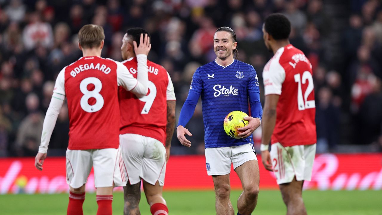 Lovitura grea pentru Everton: Jack Grealish, absent din cauza unei fracturi de stres Antrenorul echipei Everton, David Moyes, a anunțat cu regret că extrema Jack Grealish va lipsi o perioadă îndelungată din tricoul echipei, după ce a fost diagnosticat cu o fractură de stres la picior