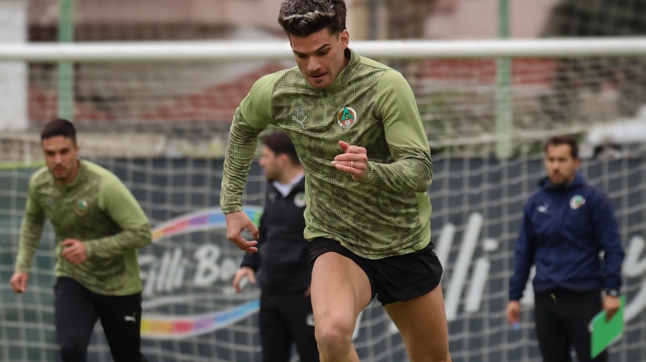 Hagi și echipa sa, în fruntea grupei din Cupa Turciei Într-o seară electrizantă la Alanya, echipa antrenată de legendarul Gheorghe Hagi a obținut o victorie convingătoare în fața echipei Alanyaspor, în cadrul fazei grupelor din Cupa Turciei