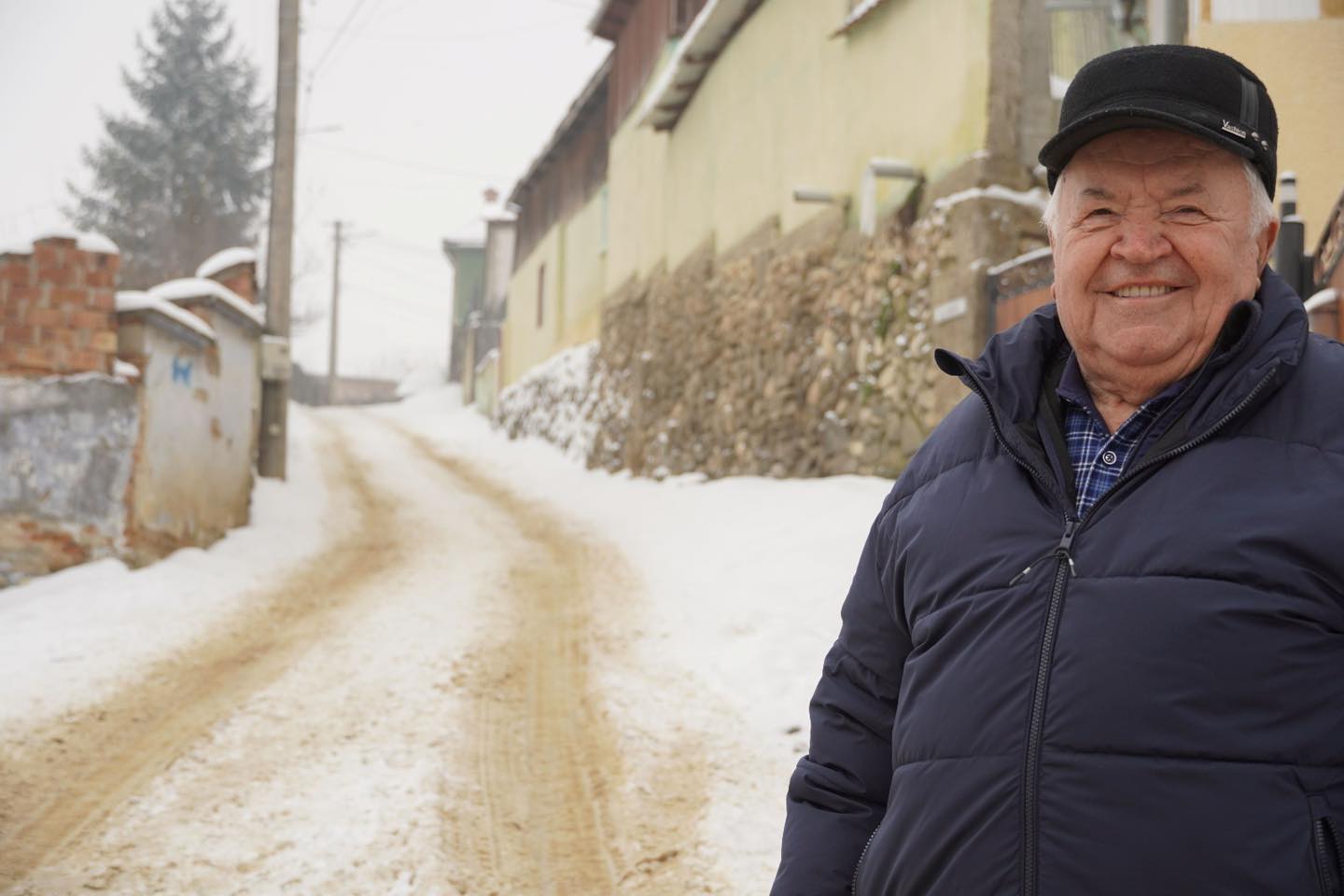 Gura Râului, locul care inspiră poezie și nostalgie: o zână a iernii în inima Olteniei O stradă din Gura Râului, sat situat pe dealurile Orăștiei, devine, în anotimpul rece, un simbol al poeziei, nostalgiei și legendei occidentalului sălbatic