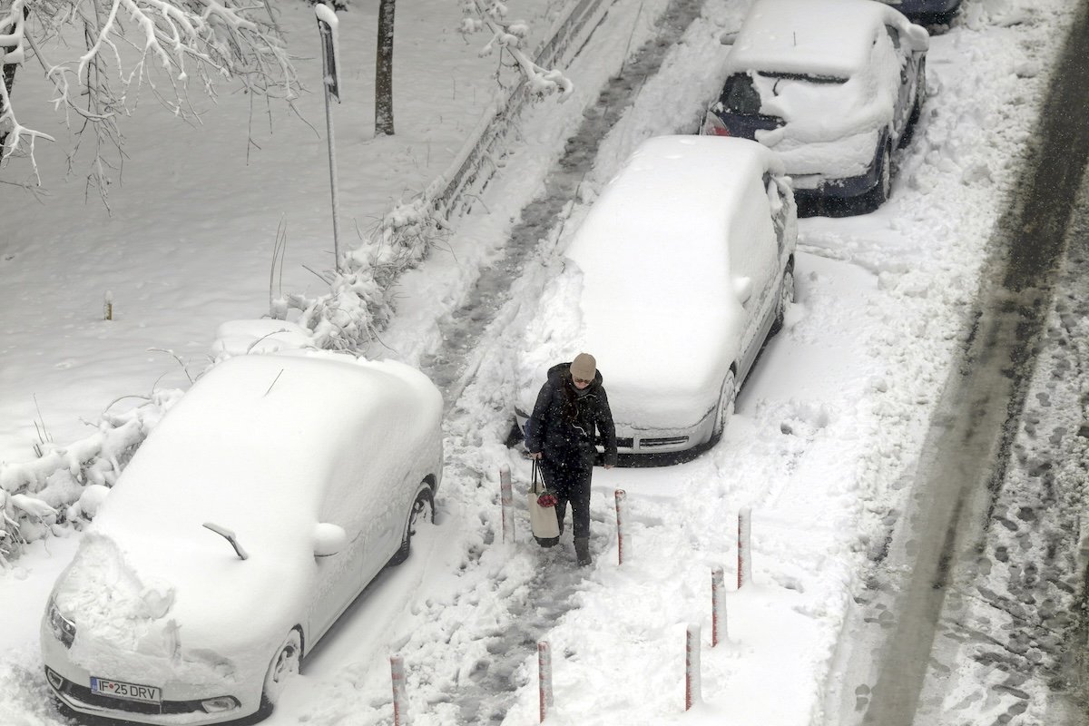 Calmându-se abia duminică dimineața, aerul din București continuă să fie poluat, confruntându-se cu concentrații periculoase de particule fine, în special PM 2,5