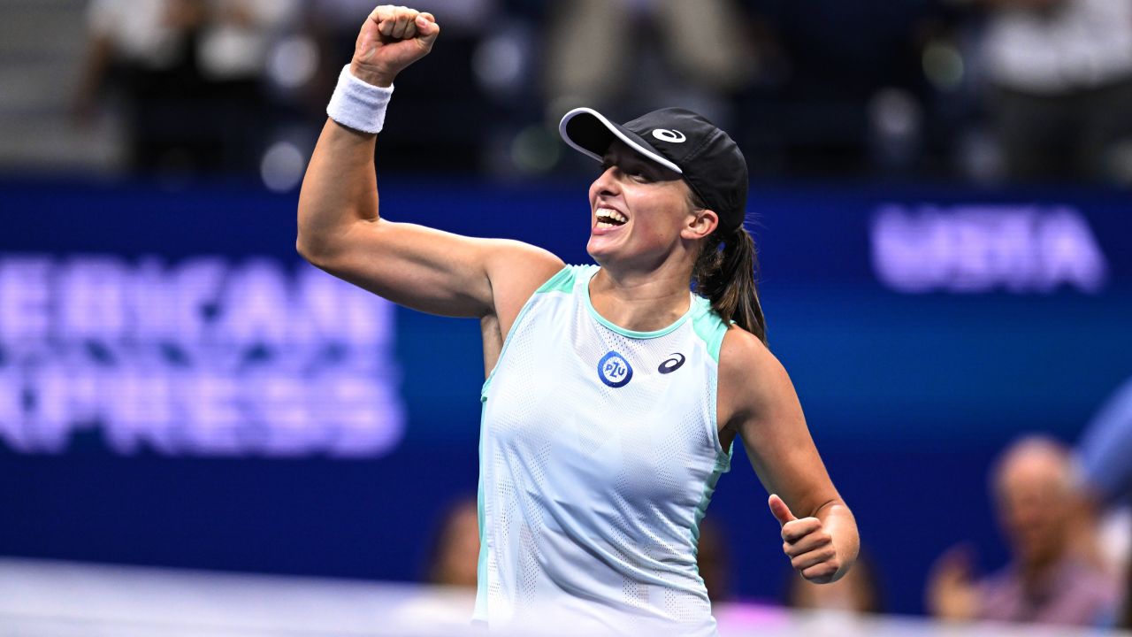 Iga Swiatek, triumf răsunător la Australian Open Într-o demonstrație de forță pe terenul de tenis, Iga Swiatek a obținut o victorie categorică în runda inaugurală a Australian Open, înfruntând-o pe adversara sa cu un joc spectaculos și plin de energie