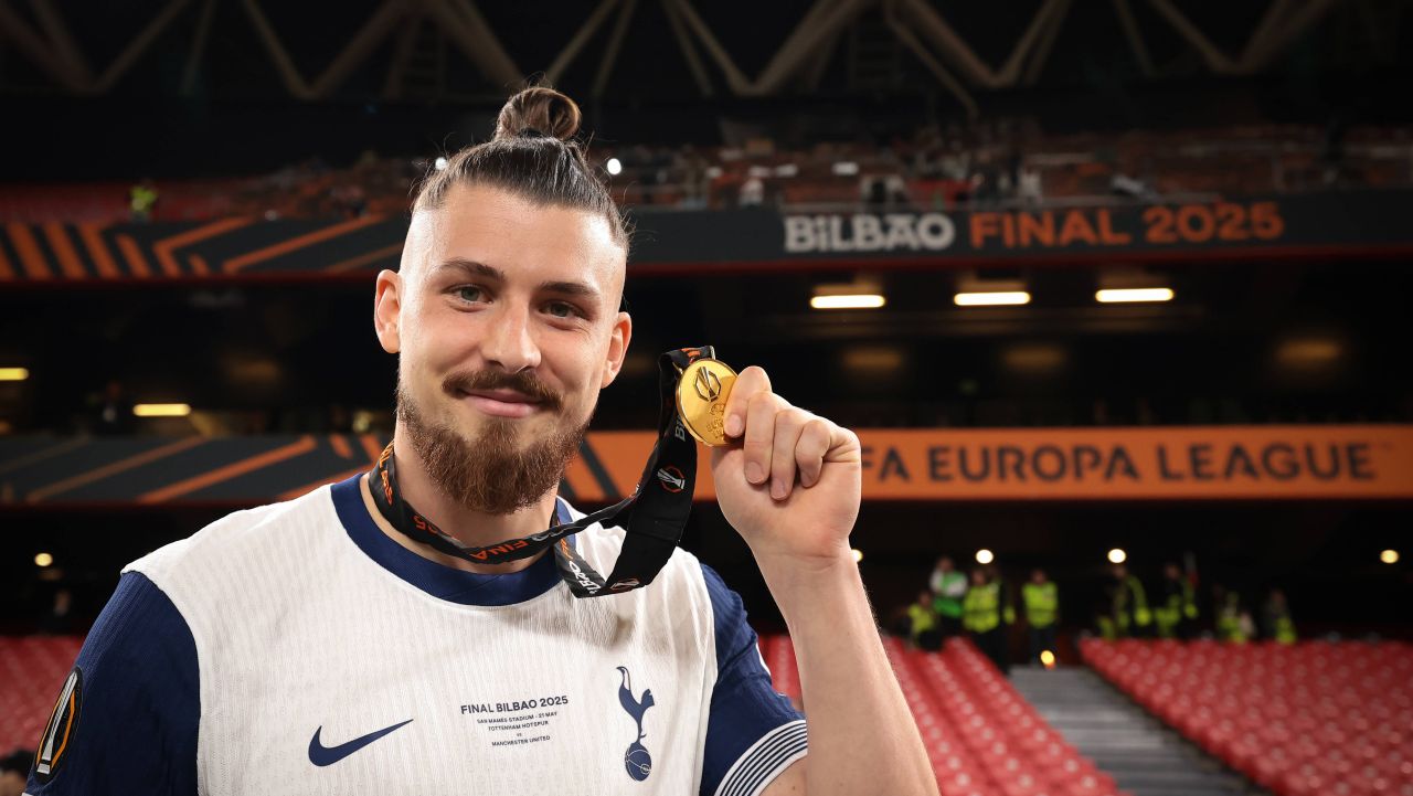 Radu Drăgușin face pasul în Premier League: transfer la Tottenham Hotspur Radu Drăgușin, tânărul talentat în vârstă de 23 de ani, a semnat un contract cu prestigioasa echipă britanică Tottenham Hotspur, mutare ce s-a concretizat în iarna lui 2024