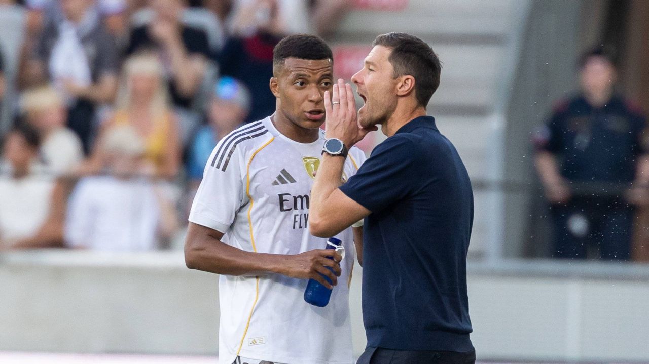 Plecarea surprinzătoare a lui Xabi Alonso de la Real Madrid La doar 24 de ore după o înfrângere dramatică în fața marii rivale FC Barcelona în finala Supercupei Spaniei, Real Madrid a anunțat despărțirea de antrenorul Xabi Alonso