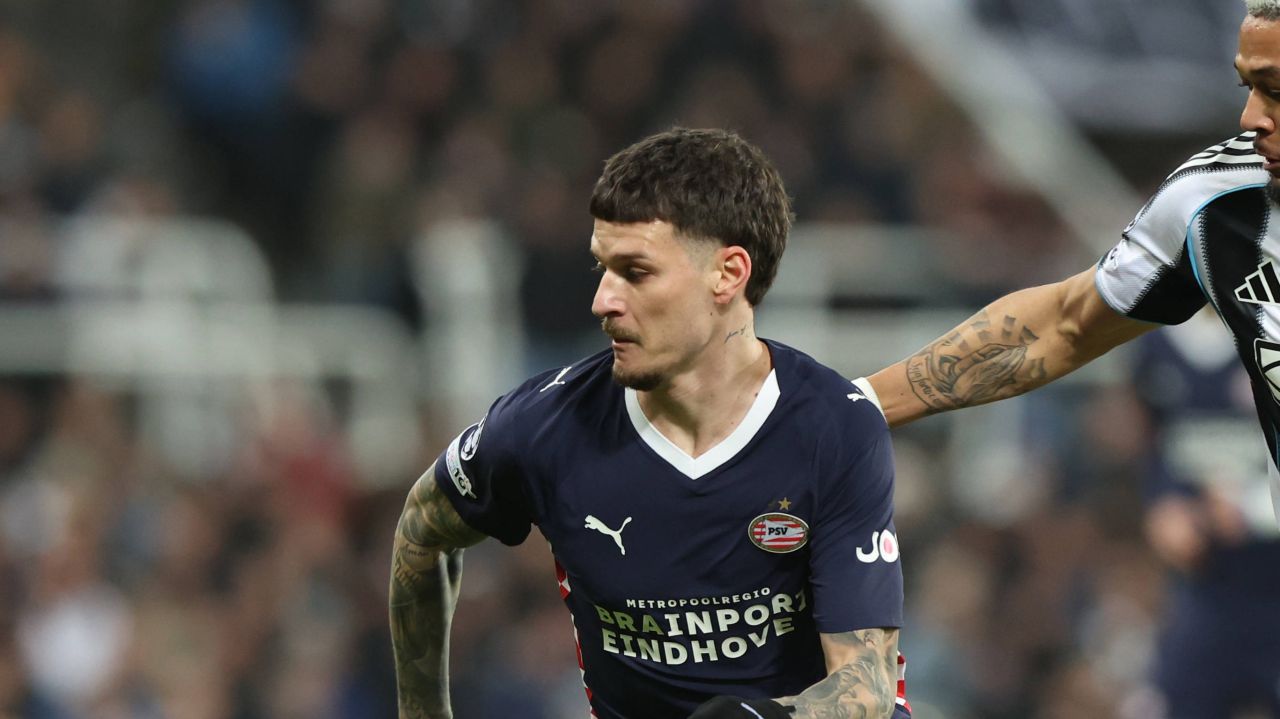 O lecție de fotbal pe terenul olandez: „Coțofenele” triumfă Miercuri seară, pe stadionul din Utrecht, echipa națională de fotbal a României a realizat un adevărat spectacol în fața selecționatei Olandei, învingând-o cu un scor surprinzător de 3-1