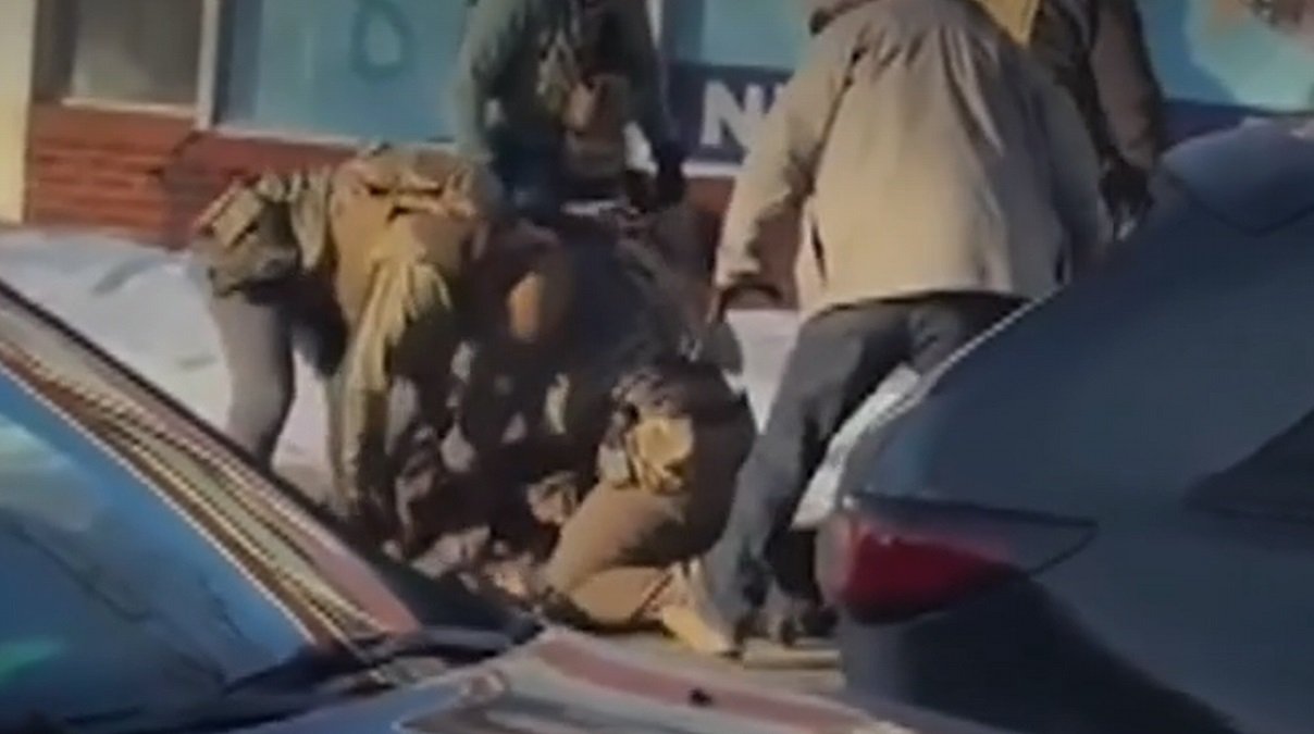 Doi ofițeri ai Departamentului pentru Sănătate Publică și Siguranță Internă (DHS), parte a Patrulei de Frontieră şi colaboratori ai ICE, au deschis focul în timpul confruntării fatale cu un bărbat în Minneapolis, eveniment care a stârnit deja controverse și controverse legate de modul în care autoritățile au gestionat incidentul