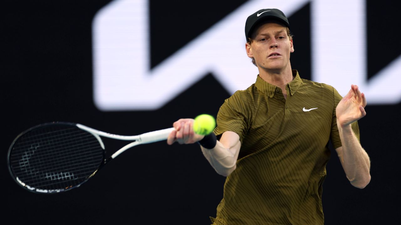 Jannik Sinner trece cu emoții în optimile de finală ale Openului Australian Într-o confruntare dramatică, tenismanul italian Jannik Sinner a reușit să se califice în optimile de finală ale Openului Australian, unul dintre cele mai importante turnee de Grand Slam din circuitul ATP