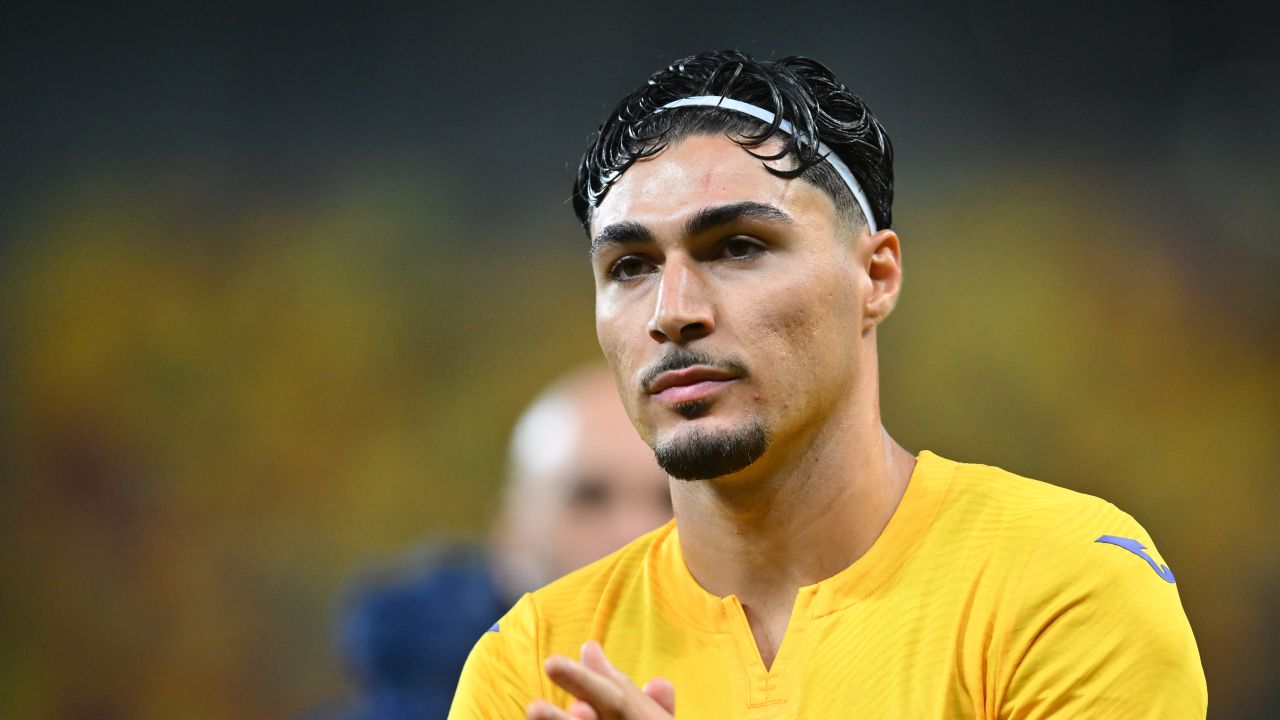 Lisav Eissat, în pragul unui transfer important Lisav Eissat, fundașul de 21 de ani al naționalei României, pare să se pregătească pentru o nouă aventură în carieră, după debutul său promițător în toamna anului trecut