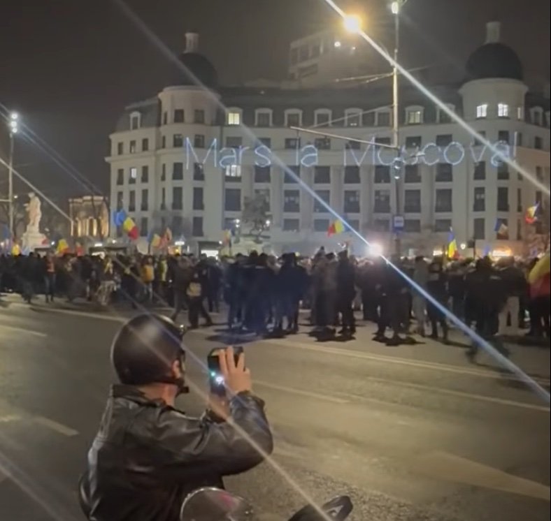 Un incident neobișnuit a tulburat, joi seara, manifestările din Piața Universității, într-un context tensionat generat de proteste extremiste adaptate noilor teme geopolitice