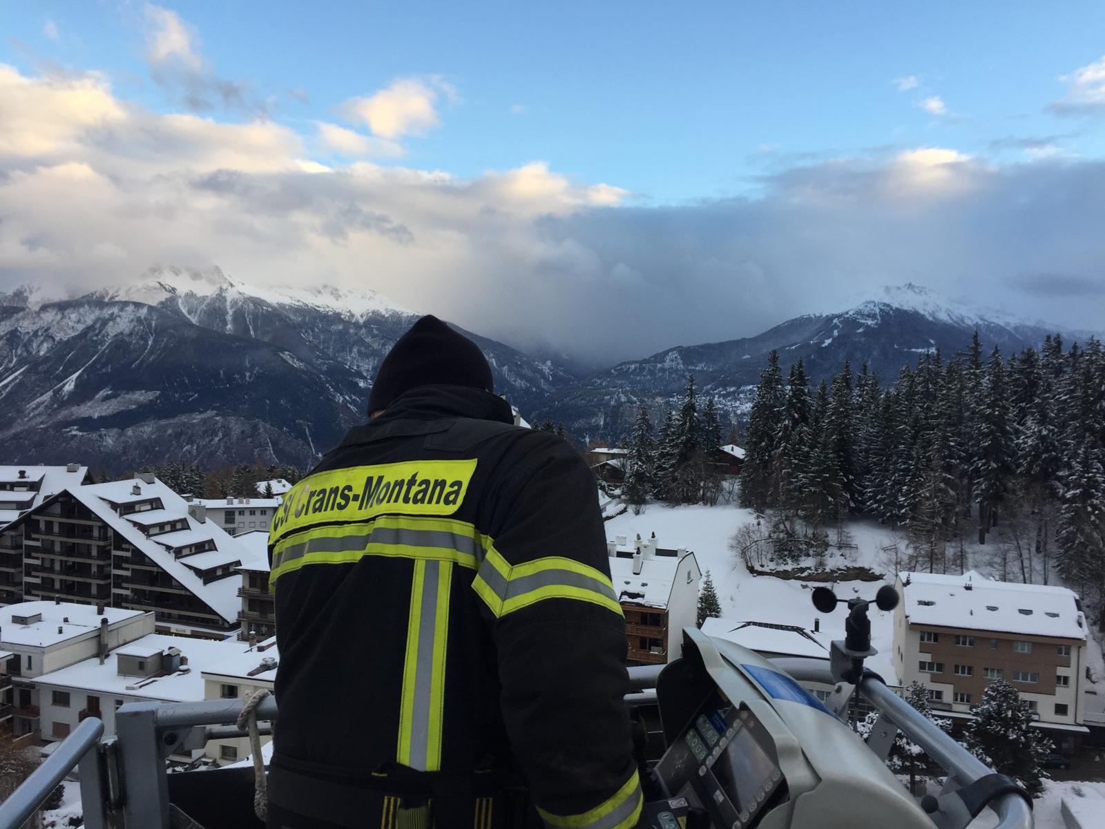 Un gest de curaj și empatie în fața tragediei: românul care a ajutat salvatorii în incendiu Noaptea trecută, în satul montan Crans-Montana, un incendiu devastator a zguduit comunitatea locală, punând viețile oamenilor și integritatea mediului în pericol