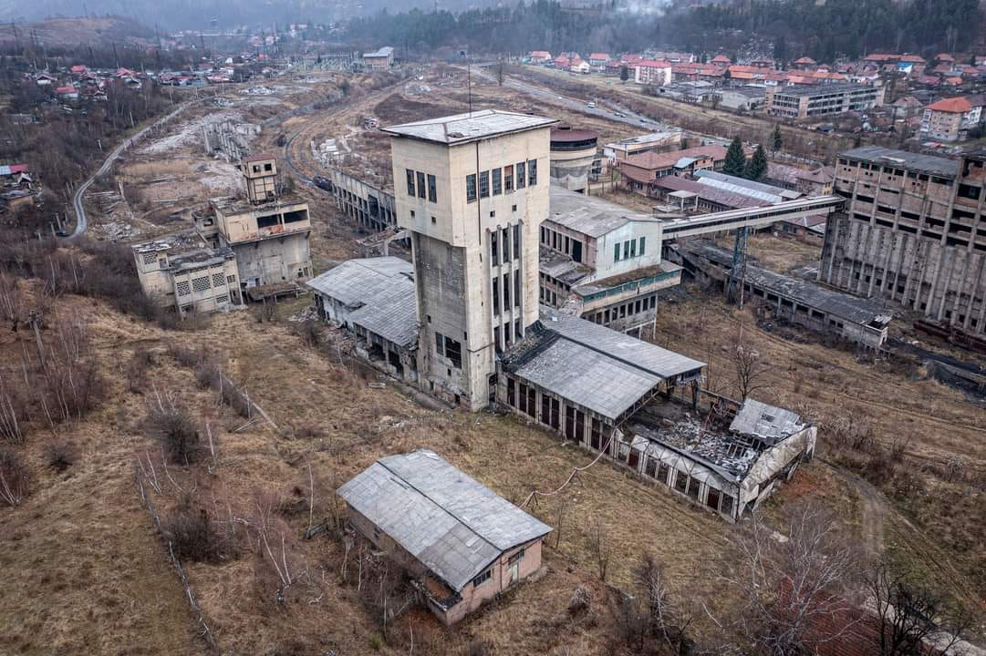 Investiție majoră în energie: Un sistem de stocare a energiei electrice va fi construit pe terenul fostei mine Petrila Un proiect menit să contribuie la tranziția energetică a României a fost oficial anunțat vineri, când a fost semnat contractul de concesiune pentru construirea unui sistem de stocare a energiei electrice în baterii pe terenul fostei mine Petrila