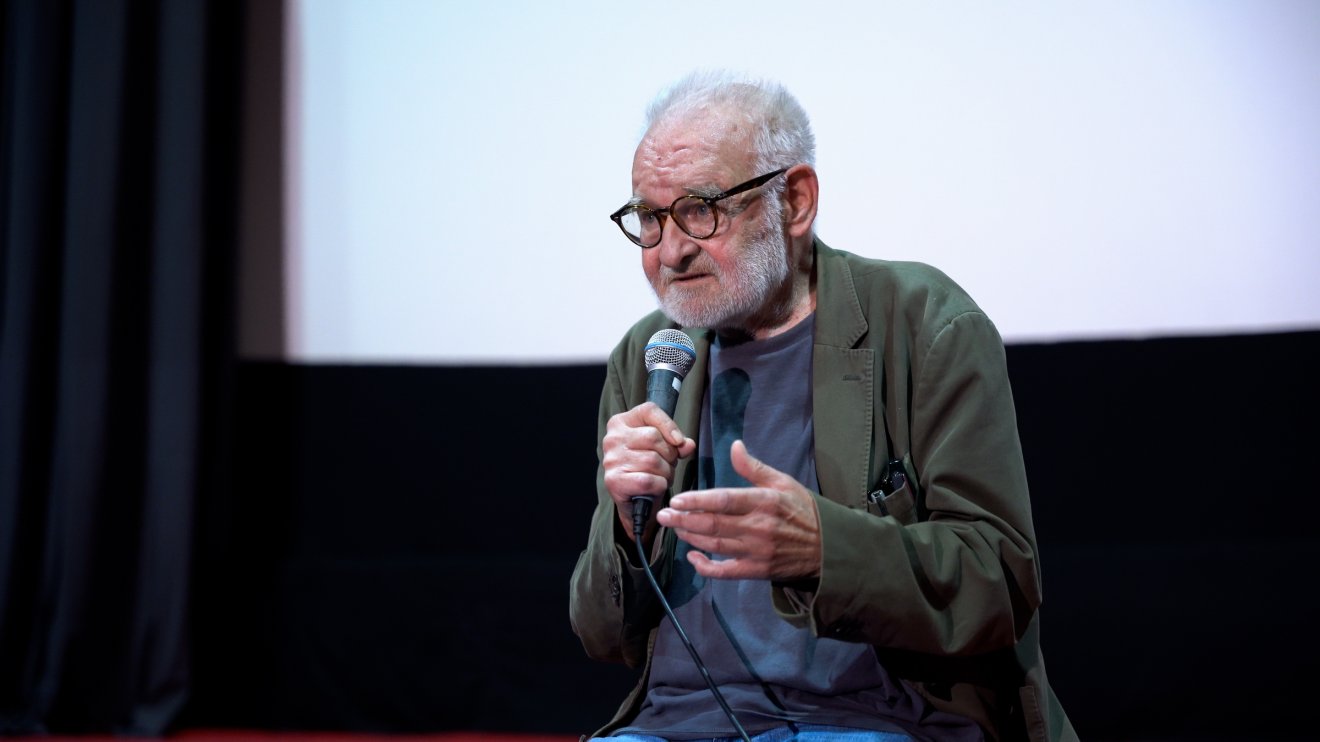 Doliu în cinematografia românească: A murit regizorul Tarr Béla Regizorul maghiar Tarr Béla, o figură emblematică a cinematografiei contemporane, a încetat din viață marți, la vârsta de 70 de ani