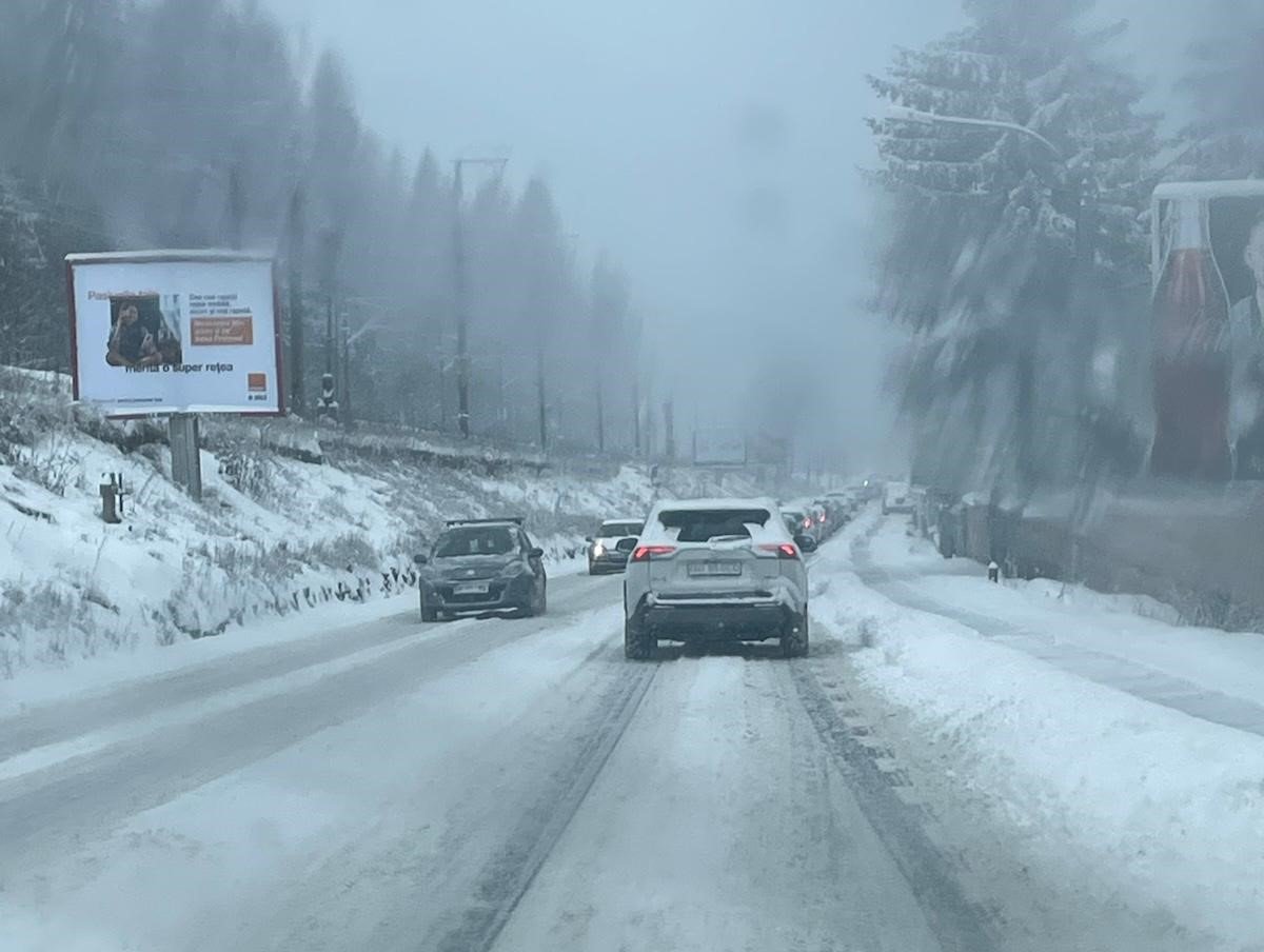 Ninsoare record pe arterele principale ale României: zăpada a blocat traficul în stațiuni și orașe O ninsoare puternică a afectat, în noaptea de 3 ianuarie, zone importante din centrul țării, provocând probleme majore în trafic și restricții pe principalele drumuri naționale și autostrăzi