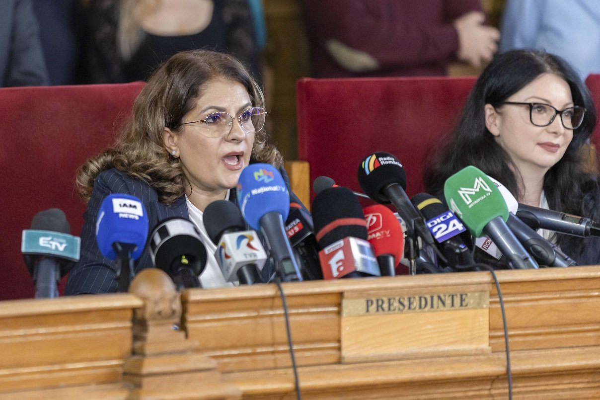 Curtea de Apel București clarifică termenele scurte pentru dosare în perioada sărbătorilor și răspunde acuzațiilor privind practicile sale procedural În mijlocul unui val de critici care au pus sub semnul întrebării modul în care instanțele din România gestionează termenele de judecată în perioada sărbătorilor, Curtea de Apel București a venit cu explicații menite să liniștească situația și să clarifice mecanismele legale aplicabile