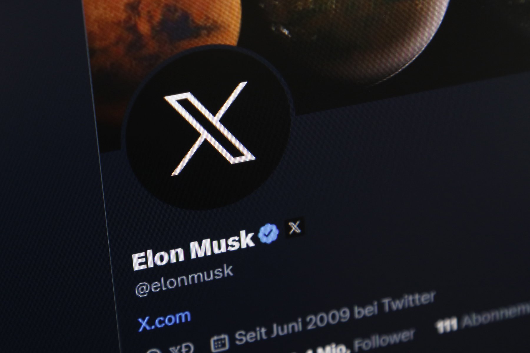 Rețeaua X, blocată din nou din cauza unei pene globale