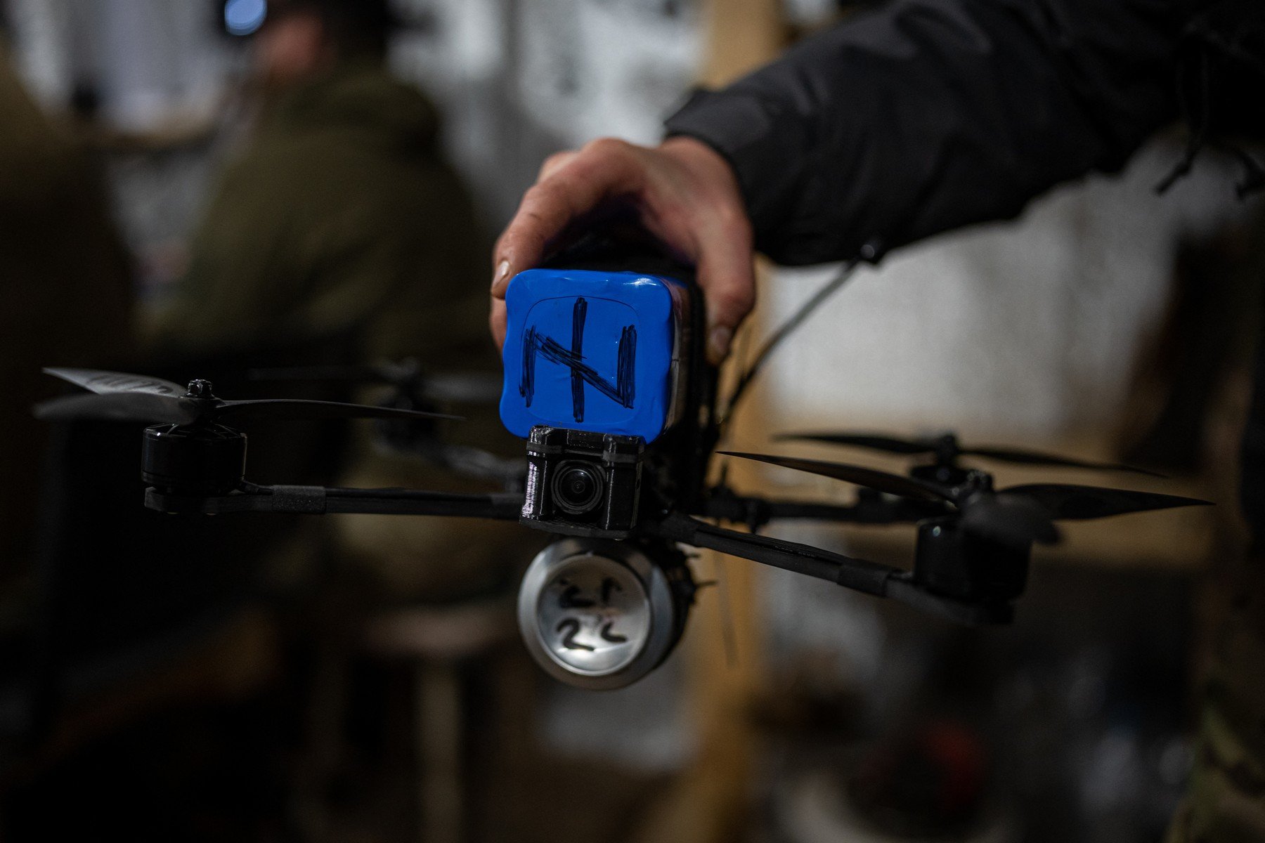 Guvernul Rusiei intră într-o etapă surprinzătoare de militarizare a sistemului educațional, aproband o ordonanță care prevede dotarea școlilor din țară cu drone și machete de arme, precum și introducerea de cursuri în care elevii vor învăța să asambleze și să opereze aceste dispozitive