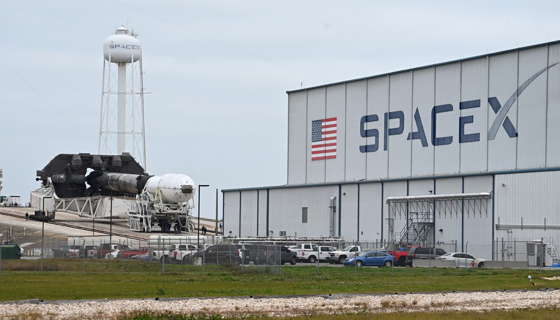 Elon Musk examinează opțiuni strategice de consolidare a imperiului său tehnologico-spațial, iar cele mai recente discuții vizează posibilitatea unei fuziuni între SpaceX și Tesla, sau chiar o alianță cu compania succesor a sa în domeniul inteligenței artificiale, xAI