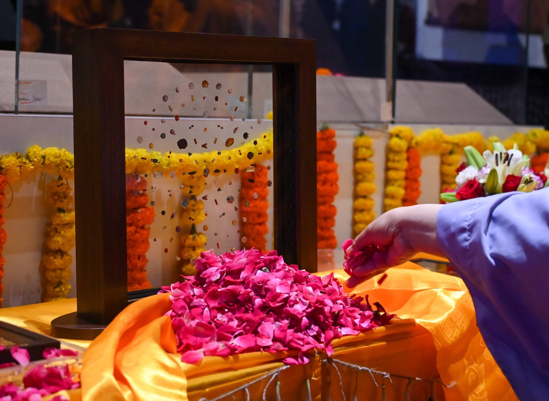 Pietrele prețioase de la Piprahwa, relicve sacre ale lui Buddha, expuse public pentru prima dată după 127 de ani Un moment istoric pentru patrimoniul cultural indian a avut loc sâmbătă în capitala Delhi, când pietrele prețioase de la Piprahwa, considerate relicve sacre legate de Buddha, au fost prezentate publicului pentru prima dată de la descoperirea lor în urmă cu peste un secol