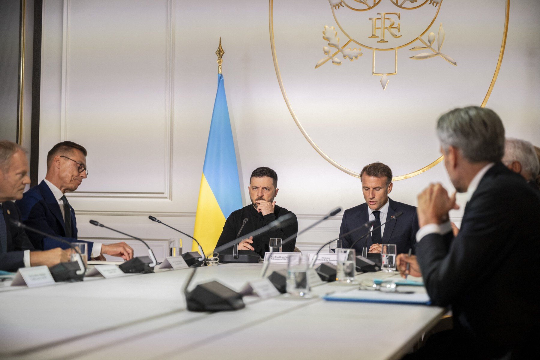 Preşedintele Nicuşor Dan participă la reuniunea şefilor de stat şi de guvern ai „Coaliţiei de Voinţă” la Paris Preşedintele României, Nicuşor Dan, se află marţi în capitala Franţei, unde participă la o întâlnire de rang înalt a liderilor din cadrul „Coaliţiei de Voinţă” (Coalition of the Willing), un forum mai puţin formal dar cu influenţă în contextul complex al războiului din Ucraina