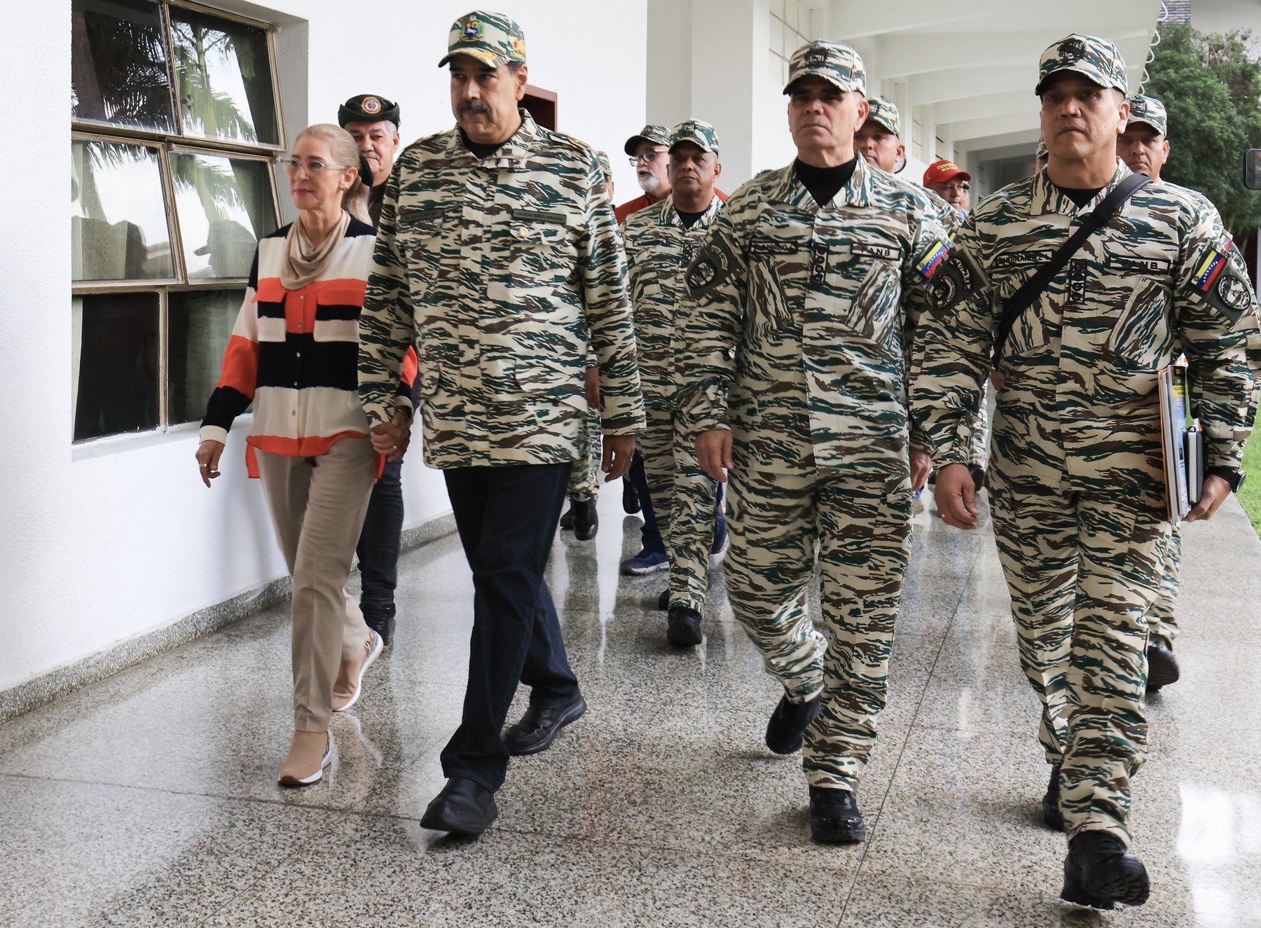 Președintele venezuelean Nicolas Maduro și soția sa, Cilia Flores, au fost capturați în miezul nopții într-un raid surpriză efectuat de forțele speciale americane în reședința oficială de la Caracas