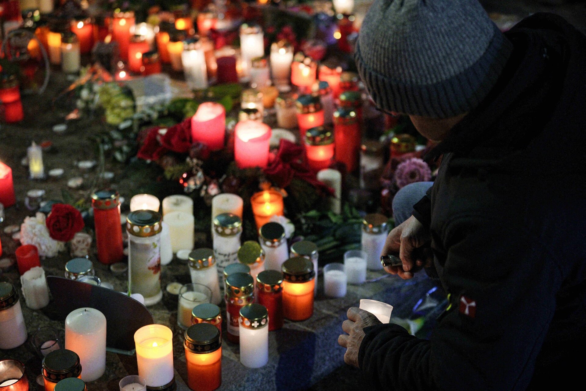 Tragedia din Crans-Montana: Mărturia românului care a intervenit la incendiul devastator Incendiul din barul Le Constellation din stațiunea elvețiană Crans-Montana, care a avut loc pe 31 decembrie, s-a soldat cu cel puțin 40 de morți și 119 răniți, majoritatea fiind tineri cu vârste între 18 și 26 de ani