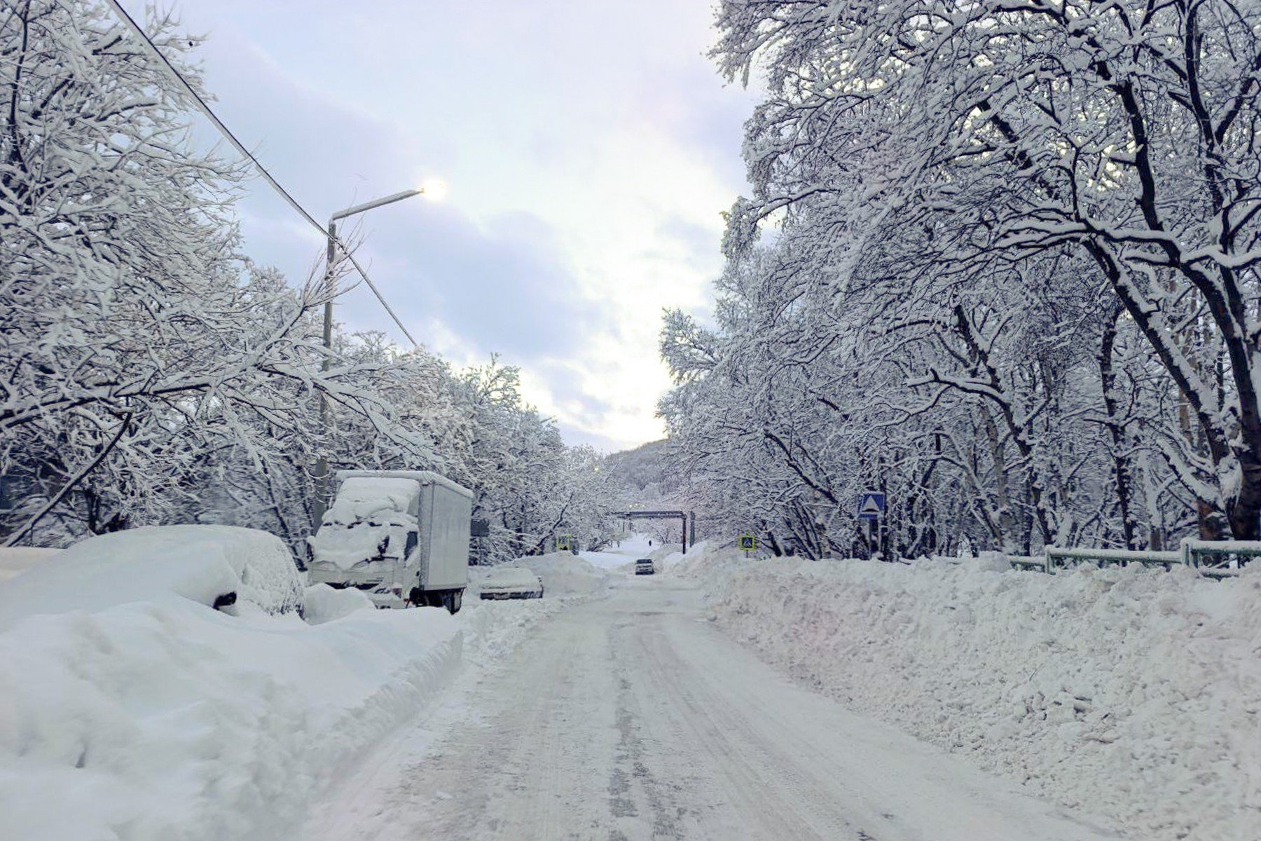 Europa de Est și Asia Orbitează sub zăpadă record și furtuni de neînchipuit Ce an vrem să uităm mai repede? Poate cel al celor mai intense ninsori din ultimele șase decenii, care au transformat peisajele din Orientul Îndepărtat rus într-un adevărat tărâm al iernii veșnice