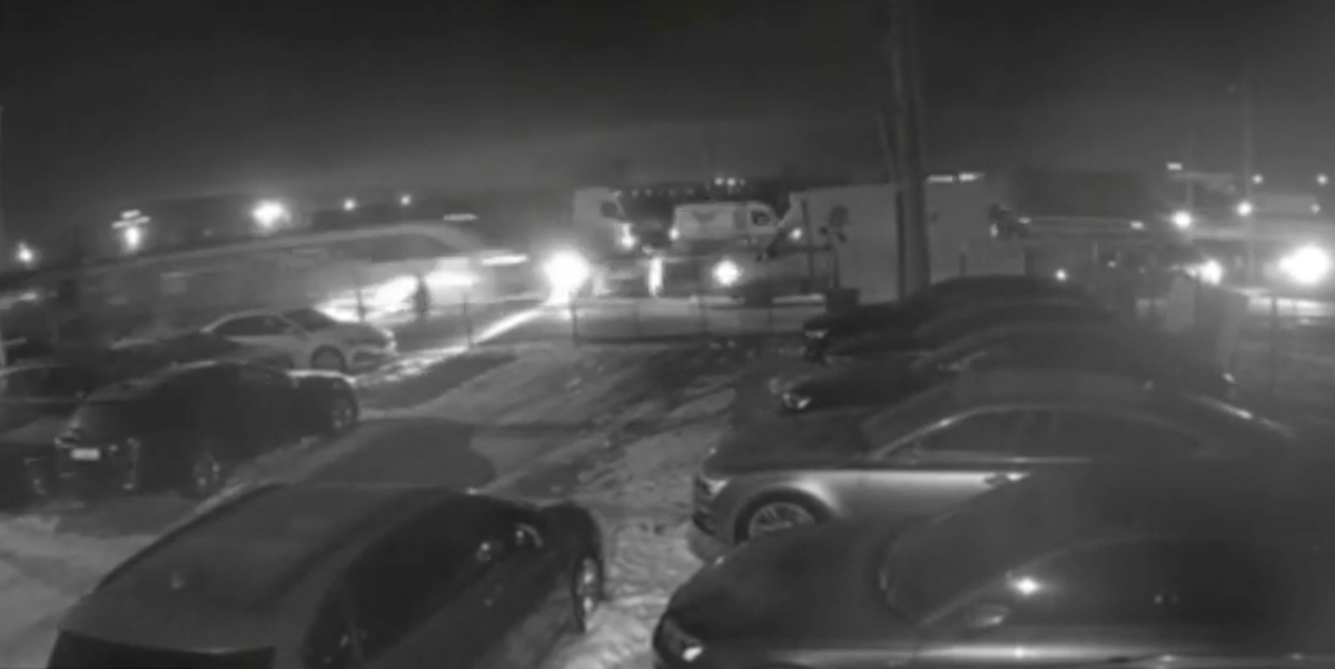 Un accident feroviar grav a avut loc marți seară în București, după ce un autoturism răsturnat pe calea ferată a fost lovit de trenul R 9427, operat de CFR Călători