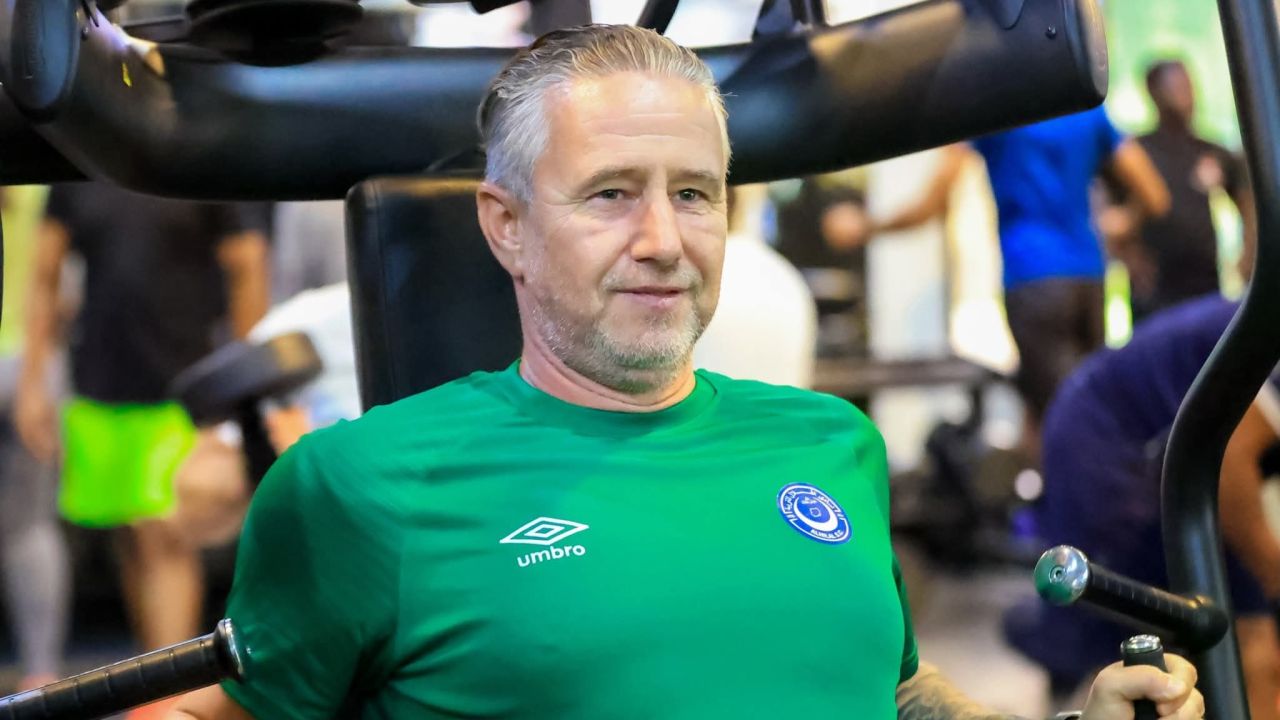 Reghecampf în fața provocărilor majore la Al-Hilal Antrenorul român Laurențiu Reghecampf se pregătește să se confrunte cu cele mai mari provocări de până acum, de când a preluat conducerea echipei Al-Hilal Omdurman, în luna august a anului 2025