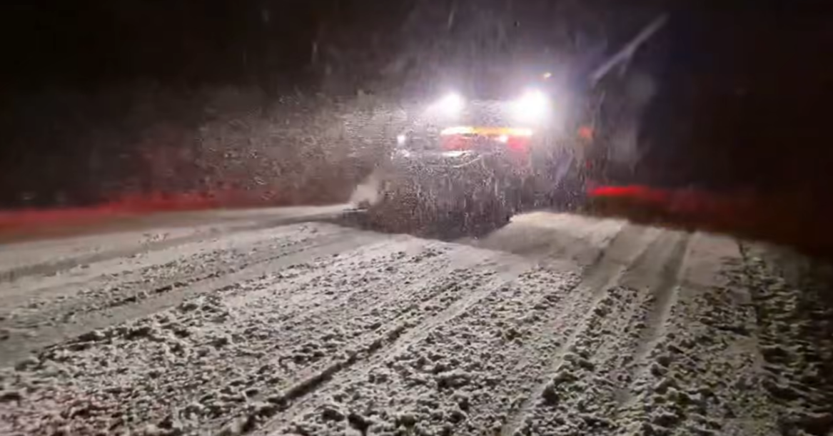 Drum județean înzăpezit, zeci de mașini blocate în nămeți