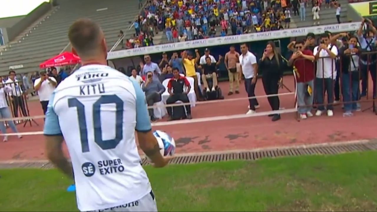 Damián Díaz, prezentat cu umor și emoție: Un moment memorabil în fotbalul românesc Prezentarea oficială a mijlocașului ofensiv Damián Díaz la noua sa echipă a fost o adevărată desfătare pentru iubitorii fotbalului, aducând un amestec inedit de umor și emoție