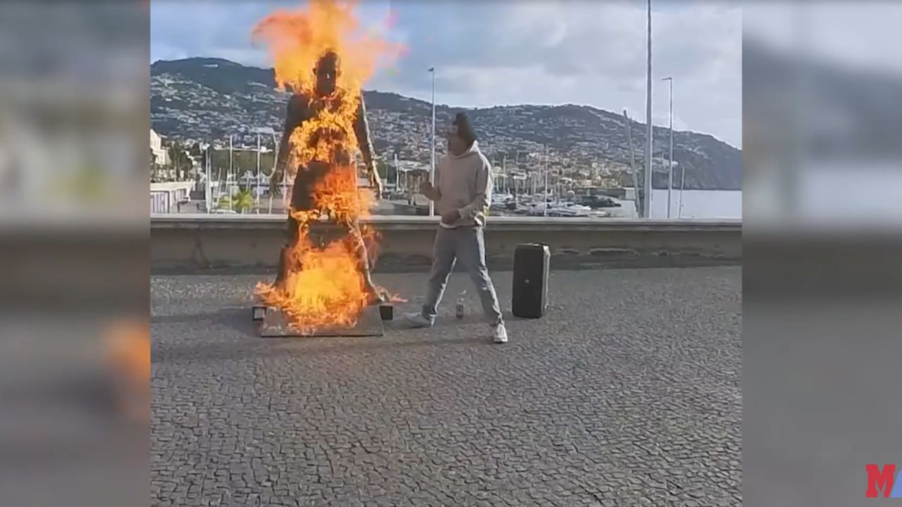 Incendierea statuii lui Cristiano Ronaldo, gest extremist și obscen.