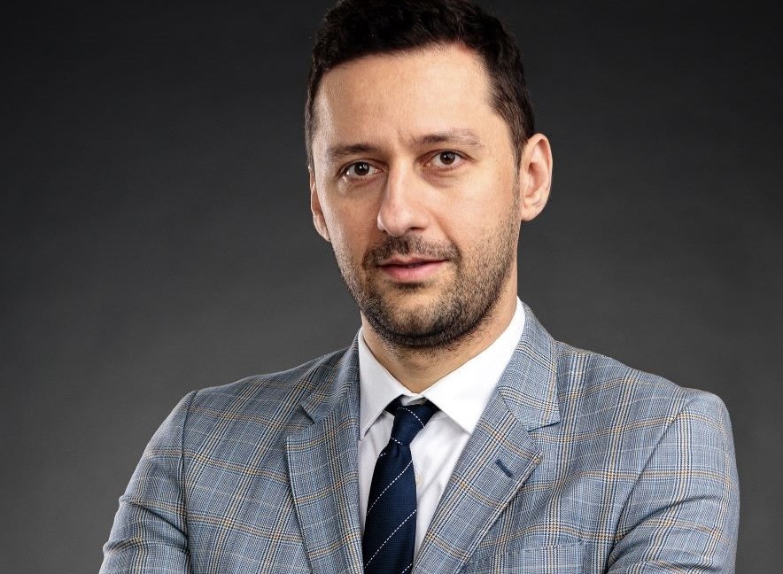 Instabilitate la vârful Agenției Naționale de Integritate: Bogdan Sticlosu, respins în lupta pentru mandatul de președinte plin Având rolul de interimar și fiind, totodată, în fruntea Agenției Naționale de Integritate (ANI), Bogdan Sticlosu nu a reușit să obțină mandatul de președinte plin al instituției în urma unui concurs organizat recent